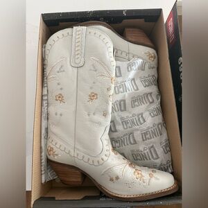 dingo White and Black Shoe Box — Full Bloom Label